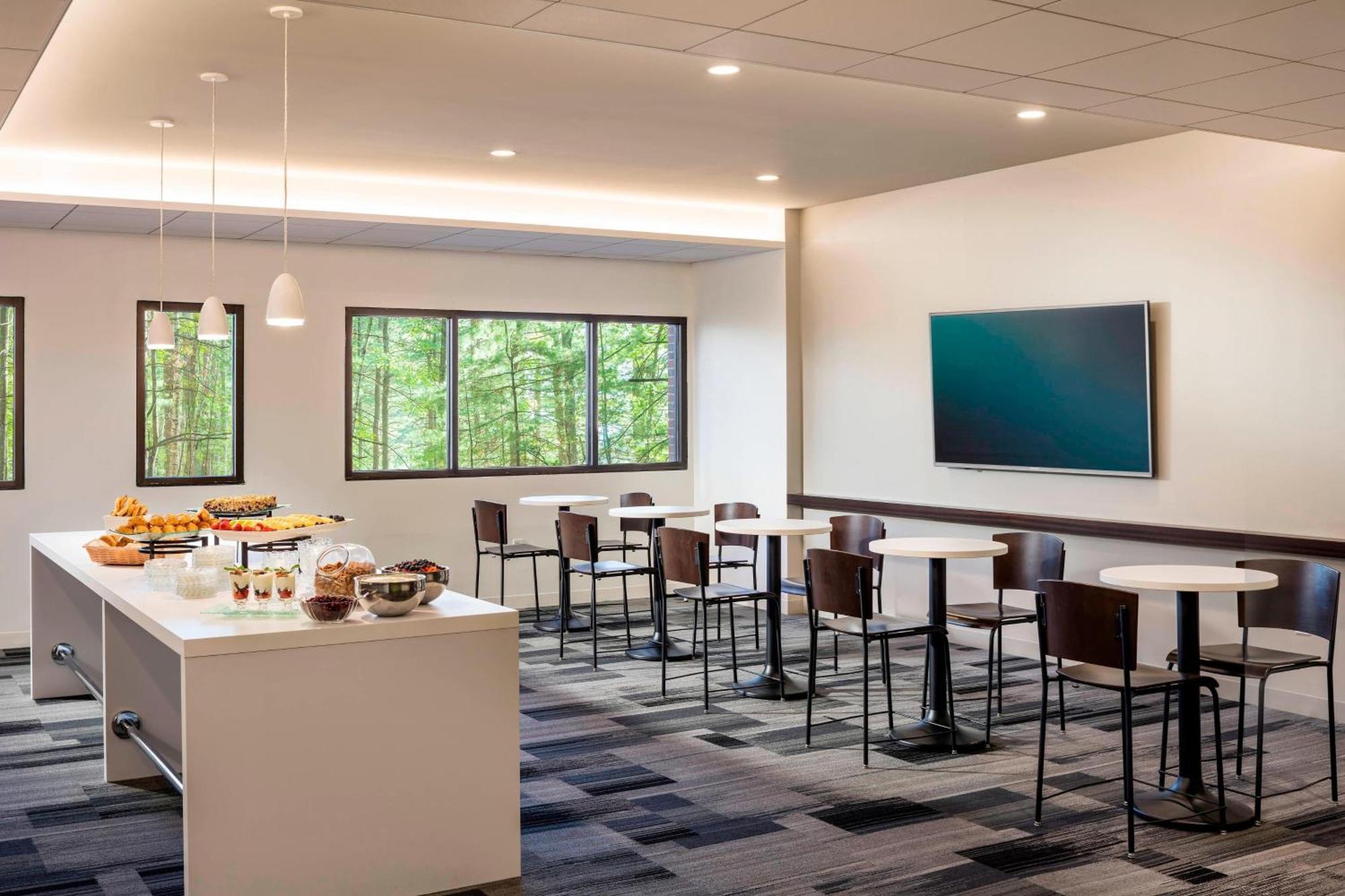 Four Points By Sheraton Norwood Conference Center Extérieur photo