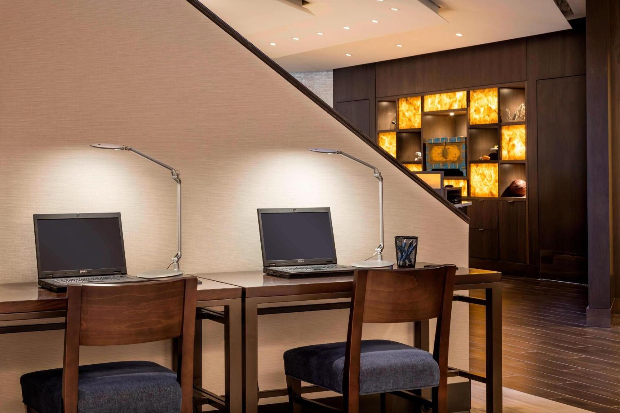 Four Points By Sheraton Norwood Conference Center Extérieur photo